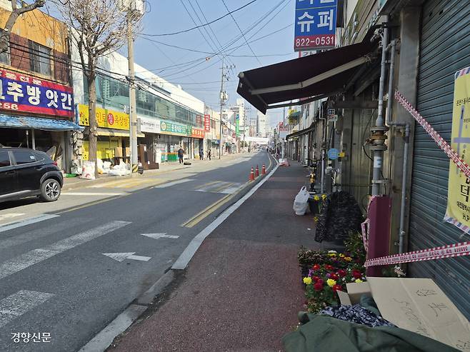 지난 10일 대전 유성시장 거리가 손님이 줄어들어 한산한 모습을 보이고 있다.