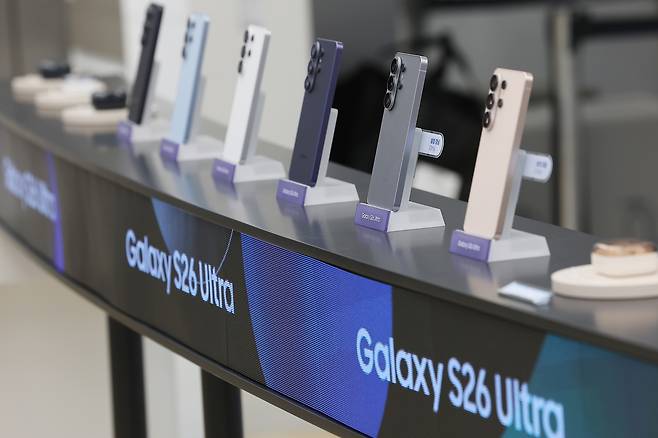 Samsung Galaxy S26 series smartphones are displayed at Samsung Gangnam store in Seocho-gu, Seoul on Wednesday, the official launch day. Samsung raised prices in South Korea and Europe amid rising memory and component costs, while largely holding prices steady for flagship models in the US. (Newsis)