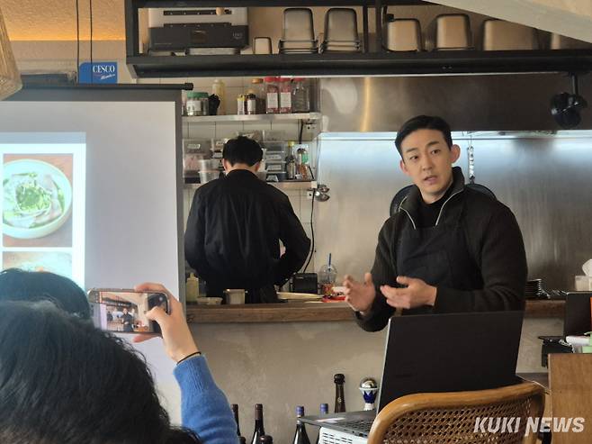 오초에 대해 설명하는 진우범 미슐랭 셰프. 이예솔 기자&nbsp;