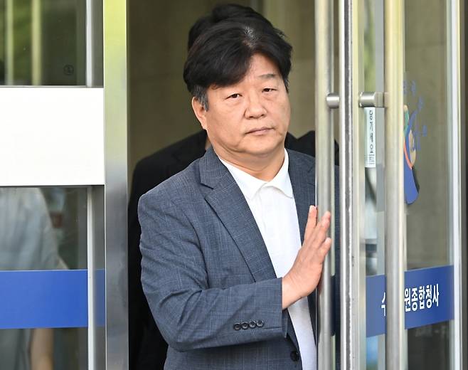 딸 명의 편법대출 및 재산축소·페이스북 허위사실 글 게시 등 혐의로 기소된 양문석 더불어민주당&nbsp;의원이 지난해 7월24일 경기도 수원시 영통구 수원고등법원에서 열린 항소심 선고공판을 마치고 나오고 있다. 수원고법 형사3부(김종기 고법판사)는 이날 양 의원의 항소심 선고 공판에서 특정경제범죄가중처벌법상 사기 혐의에 대해 징역 1년6월에 집행유예 3년, 공직선거법 위반 혐의에 대해 벌금 150만원을 선고한 원심 형량을 유지했다. 공동취재