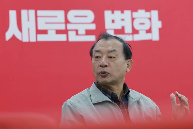 이정현 국민의힘 공천관리위원장이 12일 서울 영등포구 여의도 중앙당사에서 기자들과 대화를 나누고 있다. 연합뉴스