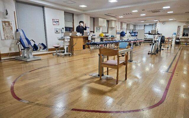 젊은 시절의 이마이즈미 다케시(위부터)씨가 1964년 도쿄올림픽 기계체조 국가대표 선발전을 앞두고 링 종목을 훈련하는 모습. 2021년 식도암 진단을 받은 뒤 와상 상태에 빠졌던 다케시씨가 건강을 되찾은 뒤 지난 1월 22일 자택 앞에서 사진 촬영에 응하고 있다. 다케시씨는 매주 3회 하루 2~3시간씩 인근 진료소 4층 실내 운동장에서 체력 단련을 한다. 다케시씨 제공, 이정헌 기자