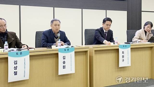 김송원 인천경실련 사무처장이 12일 열린 토론회에서 발언하고 있다. 김지혜기자