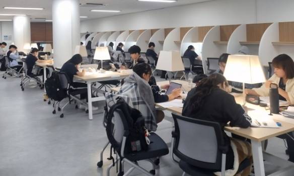 도서관에서 수업중인 학생들 모습. 심학고 제공