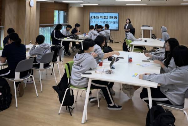 도서관에서 수업중인 학생들 모습. 심학고 제공