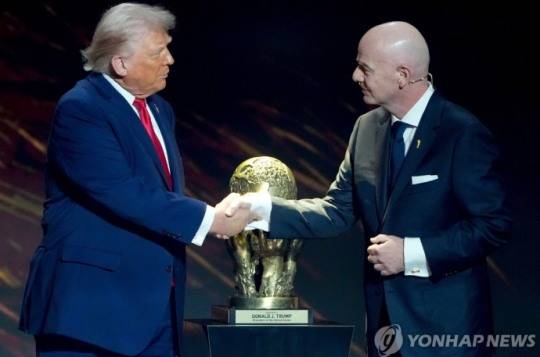 지난해 12월 트럼프 대통령과 인판티노 회장의 모습. 사진[AP=연합뉴스 자료사진]