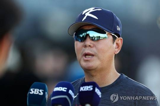 인터뷰하는 류지현 감독 / 사진=연합뉴스