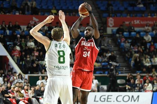 엘런슨 앞에 두고 슛 던지는 워니. 사진[연합뉴스]