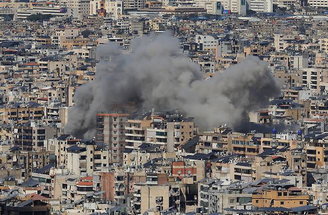 11일(현지시간) 레바논 베이루트 남부 교외에서 이스라엘의 공습 이후 연기가 피어오르고 있다. [로이터 = 연합뉴스]