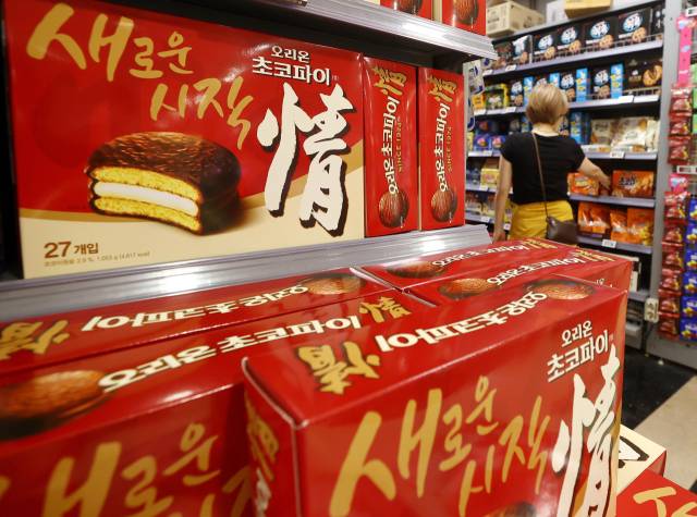 서울 한 대형마트 매대에 오리온 초코파이가 진열돼 있다.[연합뉴스]