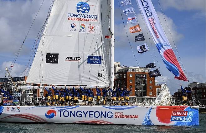 2025년 9월 영국 포츠머스에서 열린 클리퍼 세계일주 요트대회 출정식에 참가한 통영호. 통영시
