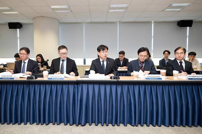 박인규 과학기술정보통신부 과학기술혁신본부장(가운데)이 12일 서울 국가과학기술자문회의에서 기자간담회를 하고 있다. 왼쪽부터 홍순정 성과평가정책국장, 조선학 과학기술정책국장, 박 본부장, 임요업 과학기술혁신조정관, 이재흔 연구개발투자심의국장.  과학기술정보통신부