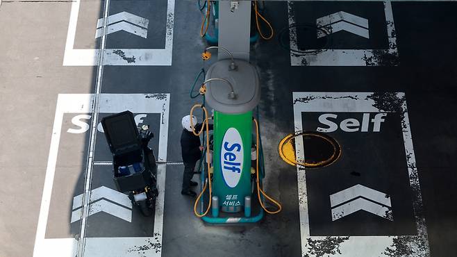 서울의 한 주유소에 라이더가 기름을 채워넣고 있다. [뉴스1]