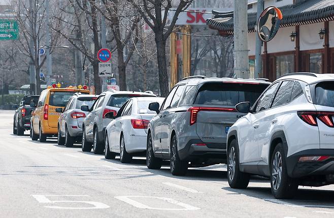 여전히 긴 주유소 대기줄 석유 최고가격제 시행을 앞둔 12일 서울의 한 주유소 앞에서 차량들이 길게 대기줄을 이루고 있다. 연합뉴스