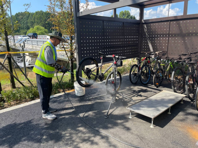 자전거 세차. 서초구청 제공