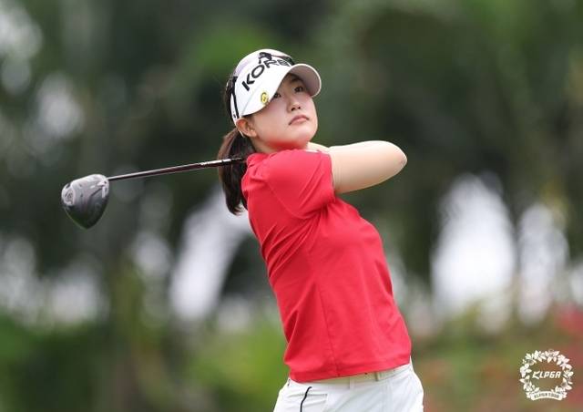 오수민이 12일(한국시간) 태국 촌부리 아마타스프링CC에서 열린 2026 KLPGA투어 개막전 리쥬란 챔피언십 1라운드 10번 홀에서 티샷 후 공의 방향을 살피고 있다. KLPGA/박준석 제공