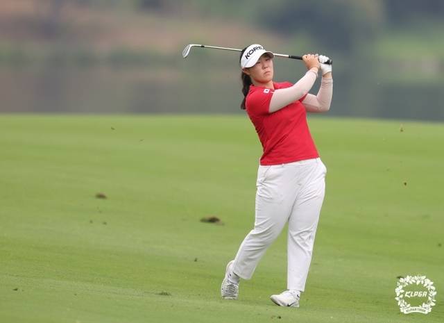 박서진이 12일(한국시간) 태국 촌부리의 아마타스프링CC에서 열린 2026 KLPGA투어 개막전 리쥬란 챔피언십 1라운드 12번 홀에서 아이언샷을 하고 있다. KLPGA/박준석 제공