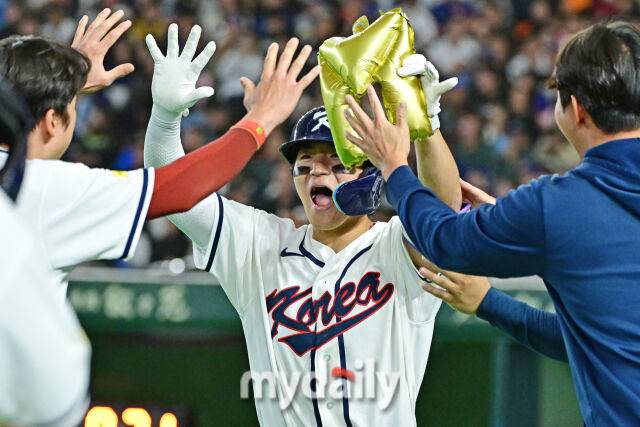 8일 일본 도쿄돔에서 열린 2026 월드 베이스볼 클래식(WBC) 조별리그 한국-대만 경기. 김도영이 6회말 1사 1루에 역전 투런포를 친 후 기뻐하고 있다./도쿄(일본)=한혁승 기자 hanfoto@mydaily.co.kr