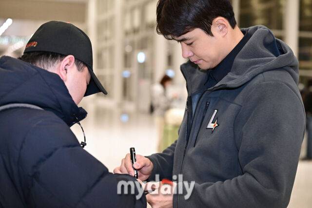 SSG 랜더스 김재환이 19일 인천국제공항을 통해 2026시즌 1차 스프링 캠프 참석 차 미국 플로리다로 출국했다. 팬에게 사인을 해주는 김재환./마이데일리