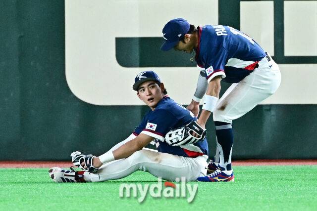9일 일본 도쿄돔에서 열린 2026 월드 베이스볼 클래식(WBC) 조별리그 한국-호주 경기. 이정후가 9회말 1사 1루 호주 윙그로브의 타구를 잡은 후 주저 앉아 기뻐하고 있다./도쿄(일본) = 한혁승 기자