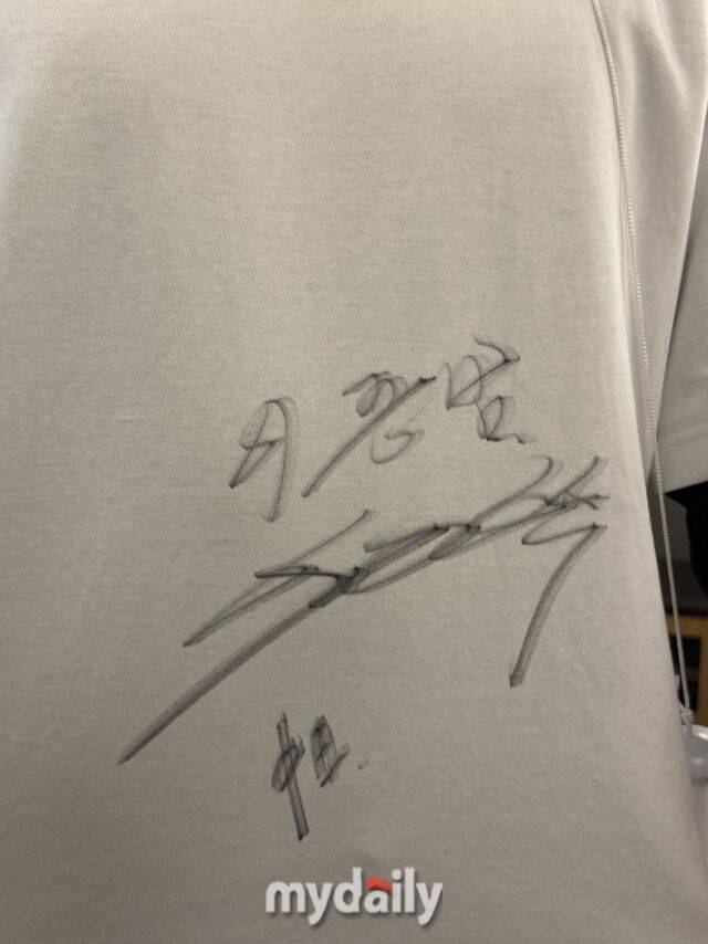 이종범이 일본 술집에서 골든벨을 울리고 미니 사인회를 개최했다./도쿄(일본)=김경현 기자