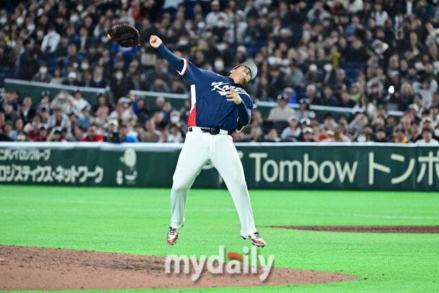 9일 일본 도쿄돔에서 열린 2026 월드 베이스볼 클래식(WBC) 조별리그 한국-호주 경기. 한국이 7-2로 호주에 승리해 8강 진출에 성공했다. 마지막 아웃을 잡은 문보경이 글러브를 던지며 기뻐하고 있다./도쿄(일본)=한혁승 기자 hanfoto@mydaily.co.kr