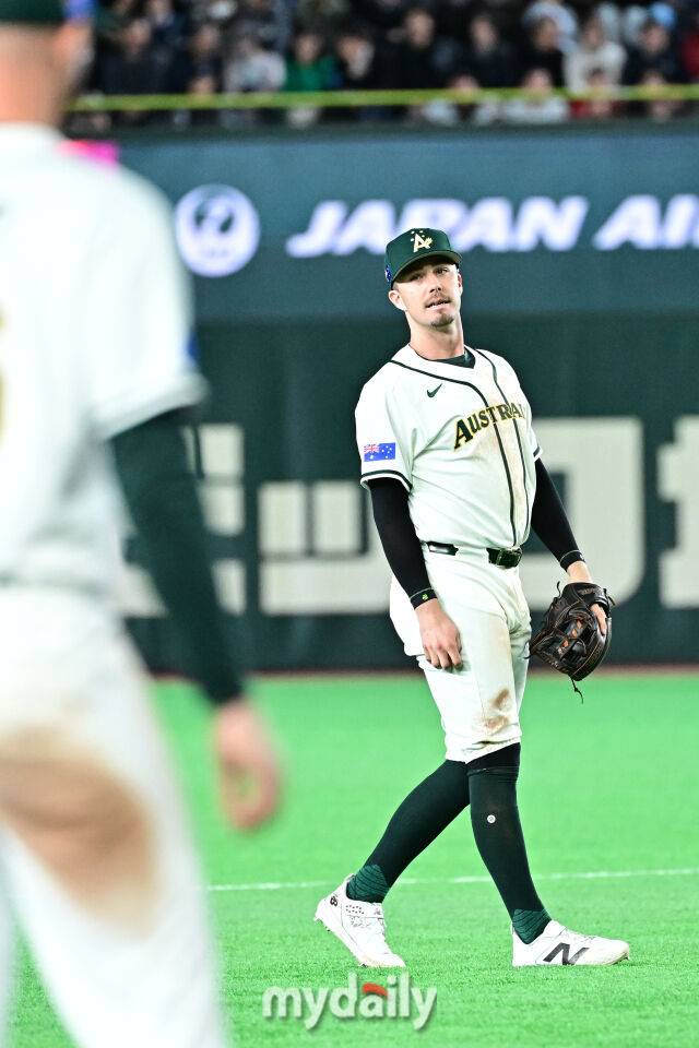 9일 일본 도쿄돔에서 열린 2026 월드 베이스볼 클래식(WBC) 조별리그 한국-호주 경기. 호주 데일이 9회초 1사 1루 이정후의 땅볼을 2루 송구 실책해 2루주자 박해민을 3루로 보냈다./도쿄(일본) = 한혁승 기자