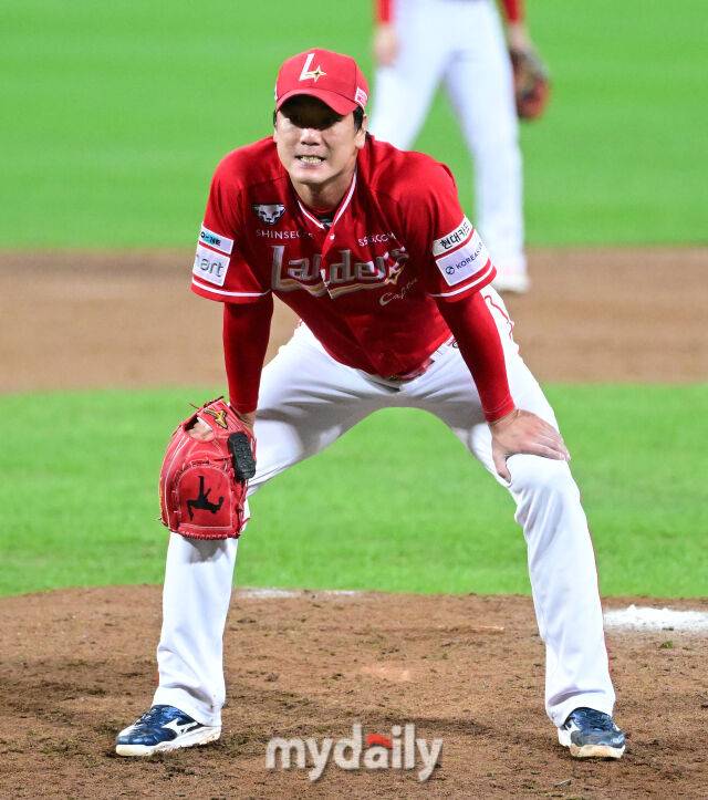 2025년 10월 14일 오후 대구 삼성라이온즈파크에서 열린 '2025 신한 SOL Bank KBO 포스트시즌' SSG 랜더스와 삼성 라이온즈의 준플레이오프 4차전 경기. SSG 선발투수 김광현이 3회말 2사 1.3루서 삼성 구자욱에게 볼넷을 허용한 뒤 아쉬워하고 있다./마이데일리