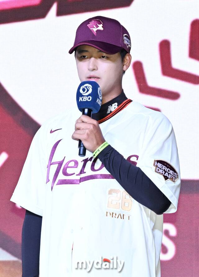 천안북일고 박준현이 17일 오후 서울 잠실 롯데호텔에서 진행된 '2026 KBO 신인 드래프트'에서 1라운드 1순위로 지명된 뒤 소감을 말하고 있다. 이번 드래프트는 전면 드래프트 방식으로 총 11라운드에 걸쳐 진행되며, 총 1,261명의 대상자 중 최대 110명이 KBO 10개 구단의 새 식구로 합류하게 된다. 지명 순서는 2024시즌 최종 순위 역순에 따라 키움 히어로즈를 시작으로 NC 다이노스, 한화 이글스, 롯데 자이언츠, SSG 랜더스, KT 위즈, 두산 베어스, LG 트윈스, 삼성 라이온즈, KIA 타이거즈 순으로 진행된다./마이데일리