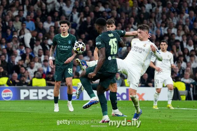 페데리코 발베르데(오른쪽)가 마크 게히(가운데)를 제치고 있다./게티이미지코리아