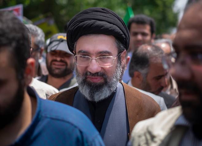 모즈타바 하메네이가 이란 최고지도자로 선출된 이후에도 모습을 드러내지 않으면서 공습으로 사망했다는 관측까지 나왔으나 이란 당국이 이를 부인했다. 그는 지난달 28일 공습으로 발 등에 부상을 입은 것으로 전해졌다.[게티이미지]