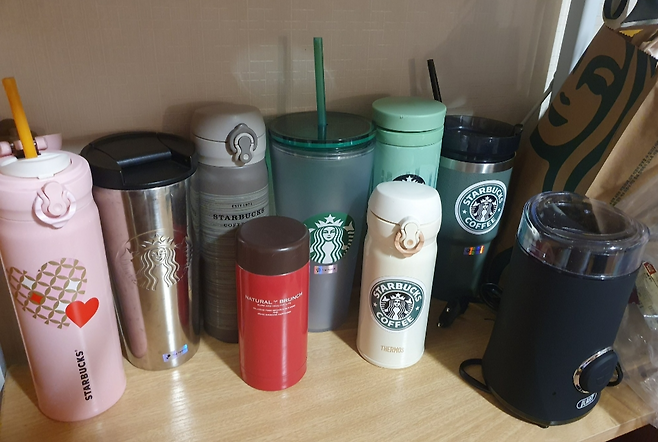 찬장에 놓인 각종 텀블러.[X(구 트위터) 갈무리]