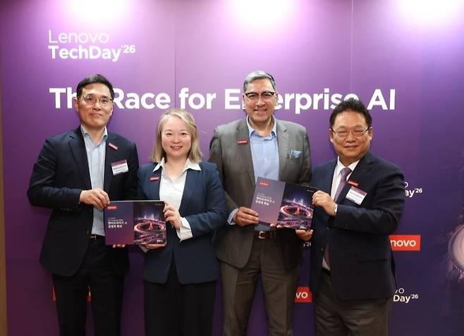 윤석준(왼쪽부터) 레노버 글로벌 테크놀로지 코리아(ISG) 부사장, 판 호 레노버 솔루션 & 서비스 그룹(SSG) 아시아태평양 총괄 디렉터 및 GM, 수미르 바티아 레노버 인프라스트럭처 솔루션 그룹(ISG) 아시아태평양 사장, 신규식 한국레노버 대표가 12일 서울 강남구 웨스틴 서울 파르나스 호텔에서 개최한 ‘테크데이(Tech Day) 2026’ 기자 간담회에 참석해 기념 사진을 촬영하는 모습 [레노버 제공]