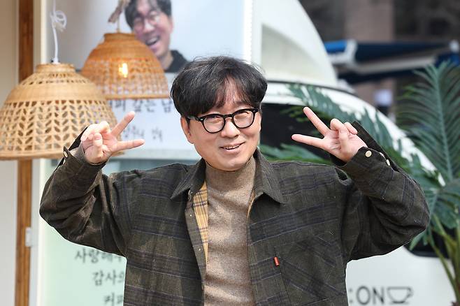 장항준 감독이 12일 서울 중구 한국프레스센터 광장에서 열린 영화‘왕과 사는 남자’ 흥행 감사 커피차 이벤트에 앞서 포즈를 취하고 있다. 영화 ‘왕과 사는 남자’는 흥행을 이어가면서 지난 11일 관객 수 1천200만명을 넘어섰다. [연합]