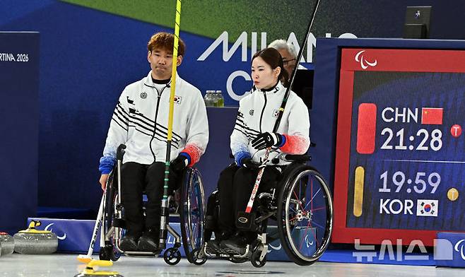 [코르티나담페초=뉴시스] 사진공동취재단 = 휠체어컬링 백혜진(오른쪽)과 이용석이 11일(현지 시간) 이탈리아 코르티나담페초 컬링 올림픽 스타디움에서 열린  2026 밀라노 코르티나 패럴림픽 휠체어컬링 믹스더블 중국과의 결승전에서 작전을 짜고 있다. 2026.03.12. photo@newsis.com