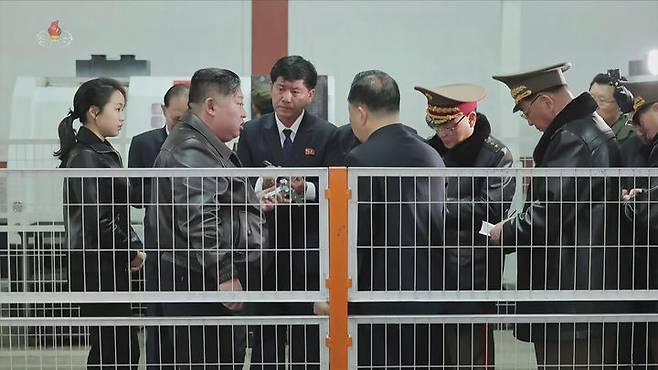 [서울=뉴시스] 북한 조선중앙TV는 김정은 국무위원장이 딸 주애와 함께 지난 11일 제2경제위원회 산하 중요군수공장을 찾아 신형 권총을 사격하고 현지 지도를 했다고 12일 보도했다. (사진=조선중앙TV 캡처) 2026.03.12. photo@newsis.com *재판매 및 DB 금지