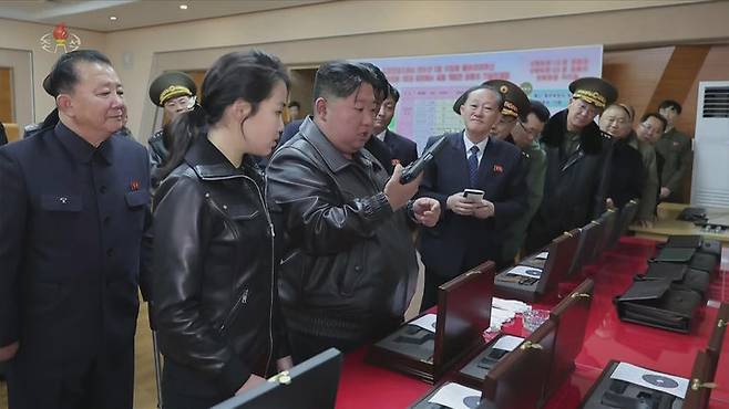[서울=뉴시스] 북한 조선중앙TV는 김정은 국무위원장이 딸 주애와 함께 지난 11일 제2경제위원회 산하 중요군수공장을 찾아 신형 권총을 사격하고 현지 지도를 했다고 12일 보도했다. (사진=조선중앙TV 캡처) 2026.03.12. photo@newsis.com *재판매 및 DB 금지