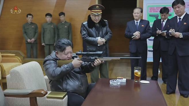 [서울=뉴시스] 북한 조선중앙TV는 김정은 국무위원장이 딸 주애와 함께 지난 11일 제2경제위원회 산하 중요군수공장을 찾아 신형 권총을 사격하고 현지 지도를 했다고 12일 보도했다. (사진=조선중앙TV 캡처) 2026.03.12. photo@newsis.com *재판매 및 DB 금지