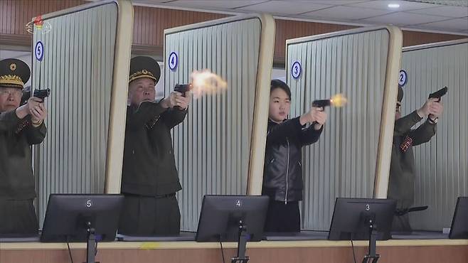 [서울=뉴시스] 북한 조선중앙TV는 김정은 국무위원장이 딸 주애와 함께 지난 11일 제2경제위원회 산하 중요군수공장을 찾아 신형 권총을 사격하고 현지 지도를 했다고 12일 보도했다. (사진=조선중앙TV 캡처) 2026.03.12. photo@newsis.com *재판매 및 DB 금지