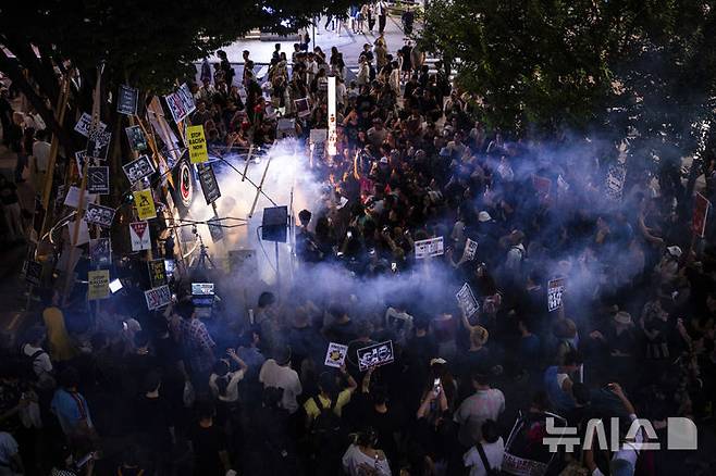 [도쿄=AP/뉴시스] 지난해 일본 참의원(상원) 선거를 앞두고 지난 7월13일 도쿄 신주쿠구에서 시위를 벌이고 있는 참정당 비판 시위대의 모습. 2026.03.12