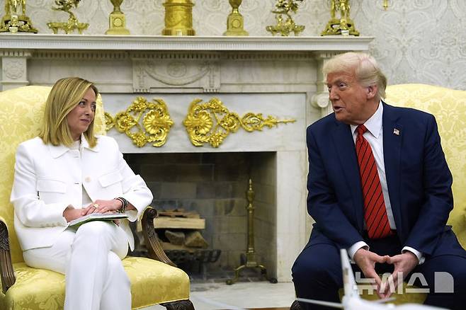 [워싱턴=AP/뉴시스] 친트럼프 성향으로 알려진 조르자 멜로니 이탈리아 총리가 11일(현지 시간) 미국의 이란 공격이 국제법을 위반했다고 강하게 비판했다. 사진은 도널드 트럼프(오른쪽) 미국 대통령과 멜로니 총리가 지난해 4월 17일 백악관 집무실에서 회담하는 모습. 2026.03.12.