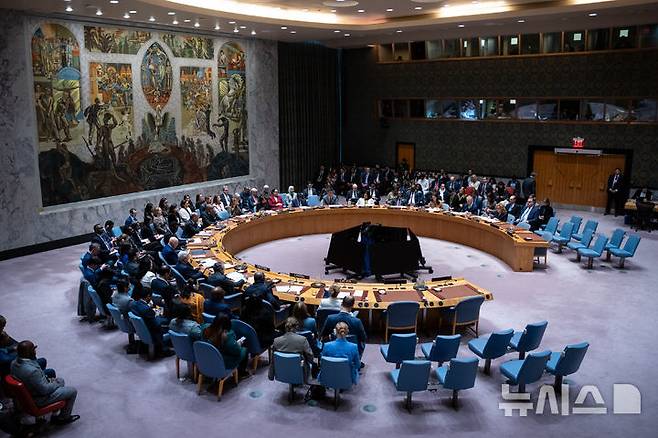 [뉴욕=AP/뉴시스] ﻿﻿유엔 안전보장이사회가 걸프 지역 국가들을 겨냥한 이란의 공격을 규탄하는 결의안을 채택한 반면 러시아가 제출한 중동 휴전 촉구 결의안은 부결됐다. 사진은 지난 2일(현지 시간) 뉴욕 유엔본부에서 유엔안전보장이사회(안보리) 회의가 열리는 모습. 2026.03.12