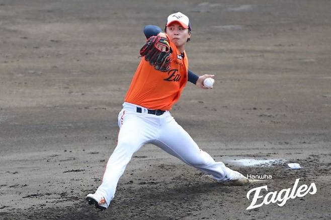 [서울=뉴시스] 프로야구 한화 이글스의 왕옌청이 4일 일본 오키나와 아카마 구장에서 열린 스프링캠프 삼성 라이온즈와의 연습 경기에서 공을 던지고 있다. (사진=한화 이글스 제공) 2026.03.04. *재판매 및 DB 금지