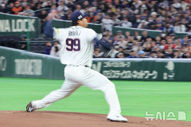 [도쿄=뉴시스] 권창회 기자 = 8일 일본 도쿄돔에서 열린 2026 WBC 조별리그 C조 3차전 한국과 대만의 경기, 1회초 한국 선발 류현진이 역투하고 있다.  2026.03.08. kch0523@newsis.com