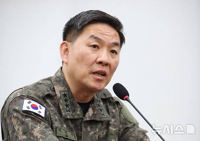 [서울=뉴시스] 고승민 기자 = 경찰청 3대 특검 특별수사본부(특수본)는 12일 이 전 수도방위사령관을 위증 혐의로 서울중앙지검에 불구속 송치했다고 밝혔다. 사진은 이진우 전 사령관이 지난해 2월 6일 서울 여의도 국회에서 열린 윤석열 정부의 비상계엄 선포를 통한 내란혐의 진상규명 국정조사특별위원회 전체회의(청문회)에서 의원 질의에 답하고 있는 모습. 2025.02.06. kkssmm99@newsis.com