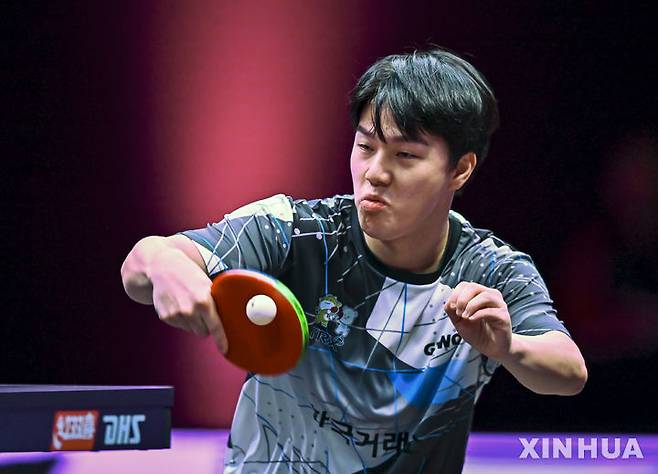 [도하=신화/뉴시스] 안재현(15위)이 8일(현지 시간) 카타르 도하에서 열린 월드테이블테니스(WTT) 챔피언스 도하 2026 남자 단식 1회전(32강)에서 주치하오(40위·중국)와 경기하고 있다. 안재현이 1-3(11-7 8-11 6-11 7-11)으로 역전패하며 탈락했다. 2026.01.09.