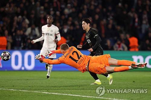 2025-2026 UEFA 챔피언스리그 16강 1차전 첼시와의 경기에서 슈팅하는 이강인 [AFP=연합뉴스]