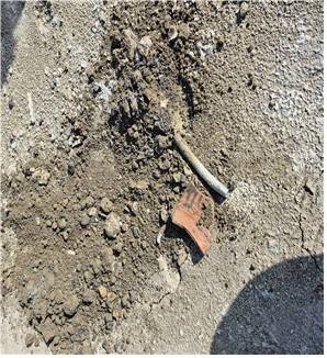 공사 현장 배출물이 섞인 흙 [화성서부경찰서 제공. 연합뉴스]