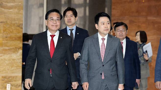 국민의힘 장동혁 대표와 송언석 원내대표 등 지도부가 9일 국회에서 열린 긴급 의원총회에 참석하고 있다. 연합뉴스