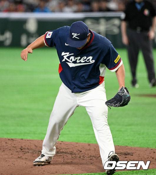[OSEN=도쿄(일본), 손용호 기자] 9일 일본 도쿄돔에서 월드베이스볼클래식(WBC) 조별리그 C조 한국과 호주의 경기가&nbsp;열렸다.C조는 일본이 3승으로 조 1위를 확정, 8강에 진출했다. 호주가 2승 1패, 대만이 2승 2패, 한국이 1승 2패, 체코는 3패다.한국 WBC 대표팀이 8강에 진출하려면 호주에 2점 이하로 실점하면서 5점 차 이상으로 승리해야만 한다.3회말 2사에서 한국 노경은이 호주 커티스 미드를 땅볼 처리하고 환호하고 있다. 2026.03.09&nbsp;/spjj@osen.co.kr